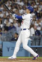 　６回、この試合２本目の本塁打を放つ大谷（共同）