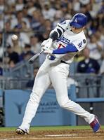　６回、この試合２本目の本塁打を放つ大谷（共同）