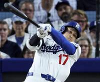 　６回、この試合２本目の本塁打を放つ大谷（共同）