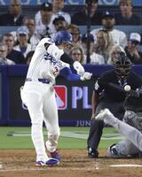　６回、この試合２本目の本塁打を放つ大谷（共同）