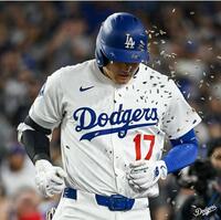 　６回、この日２本目となる２２号を放ち、〝ひまわりの種シャワー〟で祝福される大谷（ロサンゼルス・ドジャース提供）