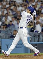 　６回、この試合２本目の本塁打を放つ大谷（共同）