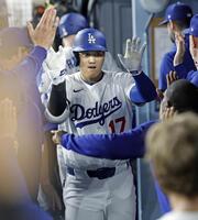 　６回、この試合２本目の本塁打を放ち、チームメートに迎えられる大谷（共同）