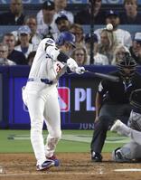 　６回、この試合２本目の本塁打を放つ大谷（共同）