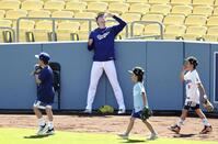 　練習中、給水する佐々木（共同）