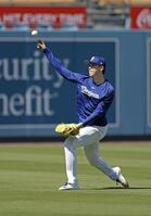 　キャッチボールする佐々木（共同）