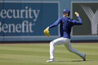 　キャッチボールする佐々木（共同）