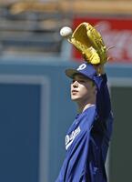 　キャッチボールする佐々木（共同）