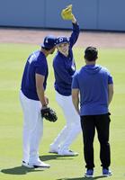 　練習中、笑顔を見せる佐々木（共同）