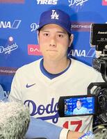 試合後の取材に応じる大谷翔平（撮影・小林信行）