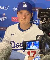 　試合後の取材に応じる大谷（撮影・小林信行）