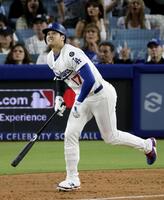 　６回、この試合２本目の本塁打を放った大谷（共同）