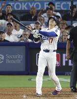 　６回、この試合２本目の本塁打を放つ大谷（共同）