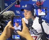 　試合後、取材に応じる大谷（共同）