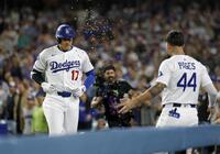 　６回、この試合２本目の本塁打を放ち、パヘスからヒマワリの種を浴びせられる大谷（共同）