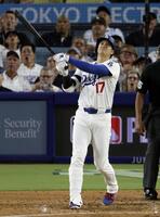 　６回、この試合２本目の本塁打を放つ大谷（共同）