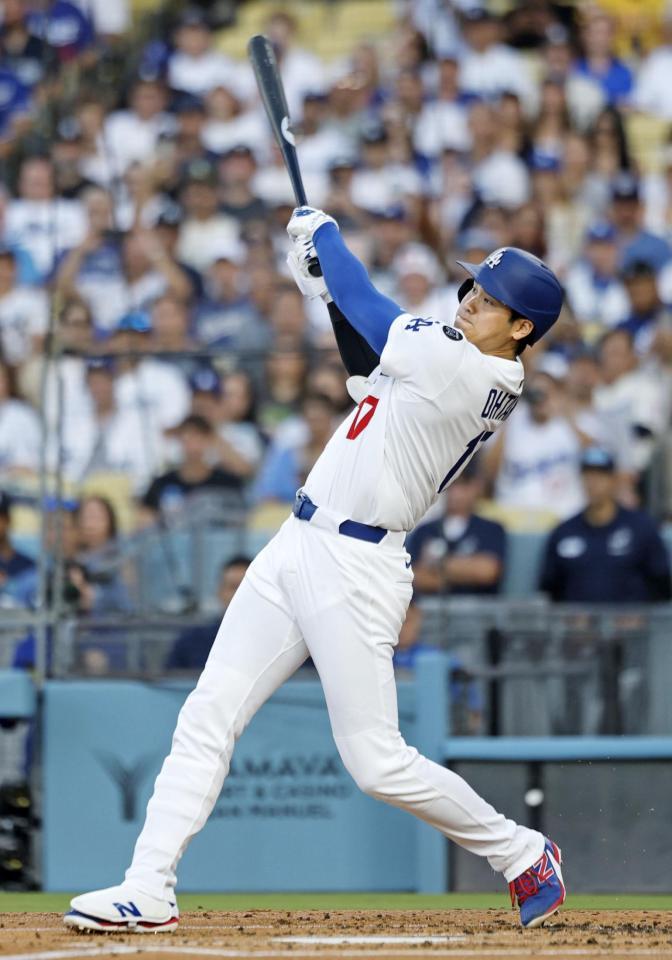 　１回、先頭打者本塁打を放つ大谷（共同）