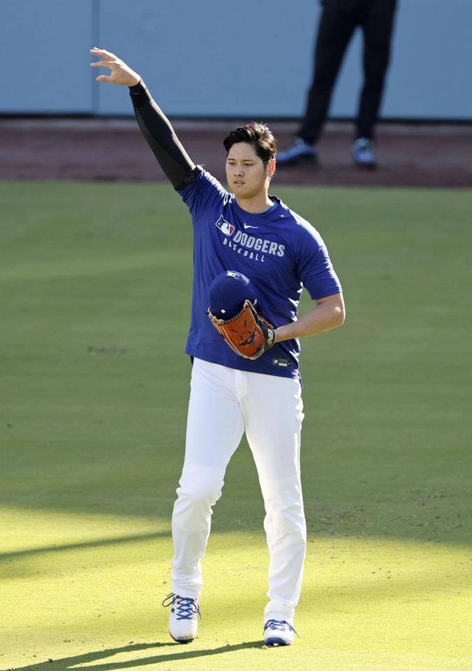 　キャッチボールする大谷（共同）