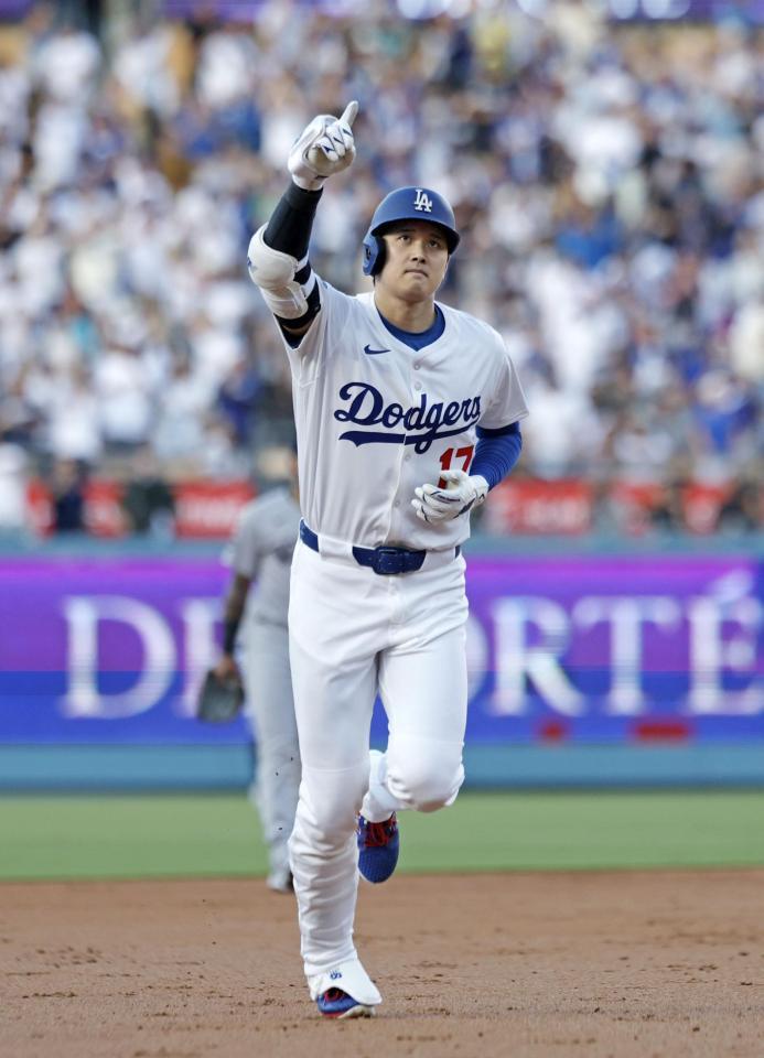 　１回、先頭打者本塁打を放った大谷（共同）