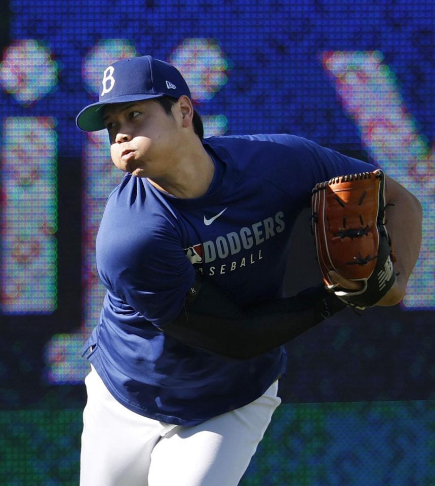 　キャッチボールする大谷（共同）