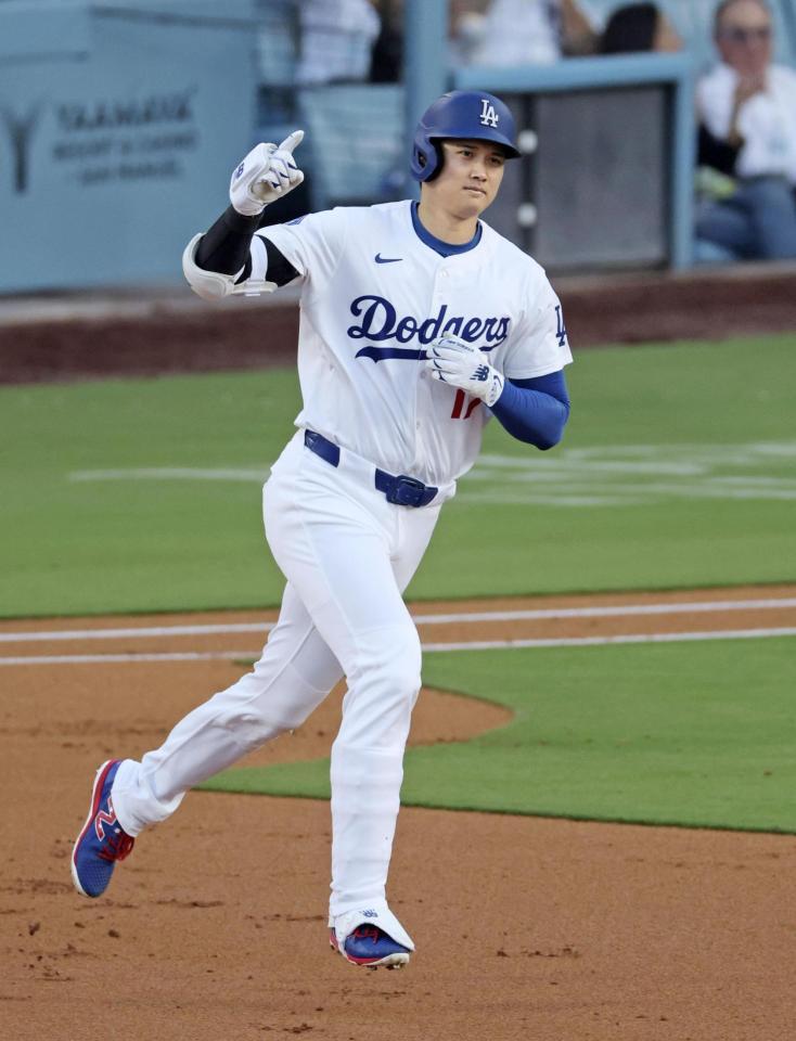 　１回、先頭打者本塁打を放ちポーズをとる大谷（共同）