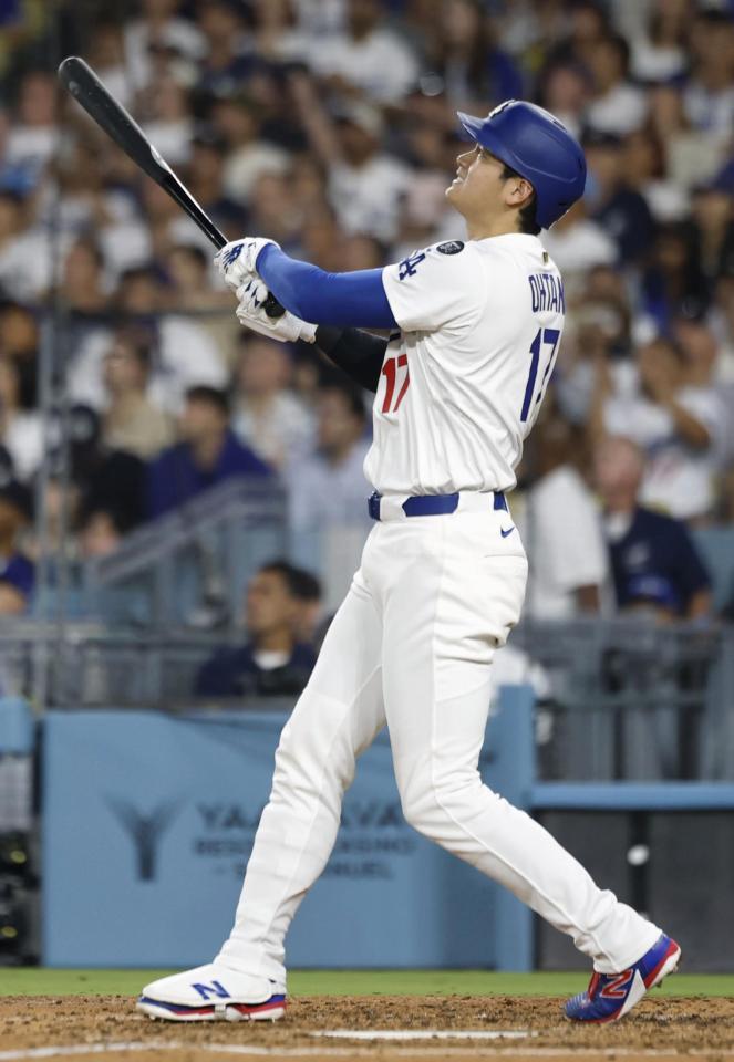 　６回、この試合２本目の本塁打を放つ大谷（共同）