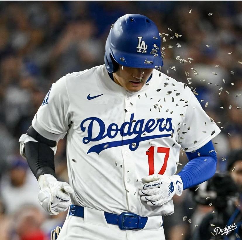 　６回、この日２本目となる２２号を放ち、〝ひまわりの種シャワー〟で祝福される大谷（ロサンゼルス・ドジャース提供）