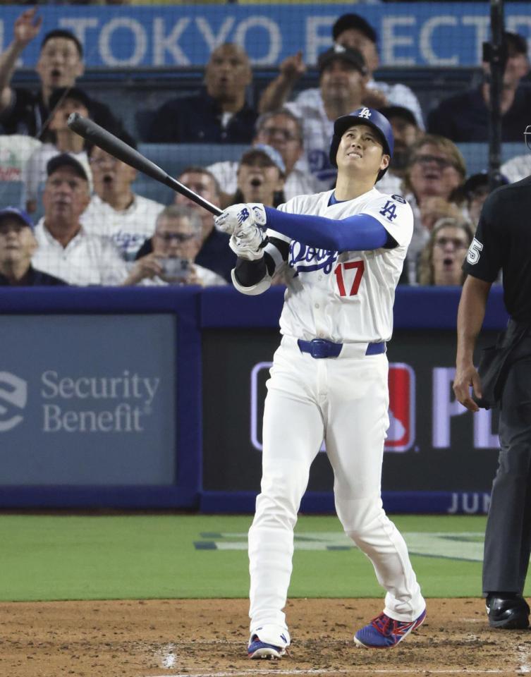 　６回、この試合２本目の本塁打を放つ大谷（共同）