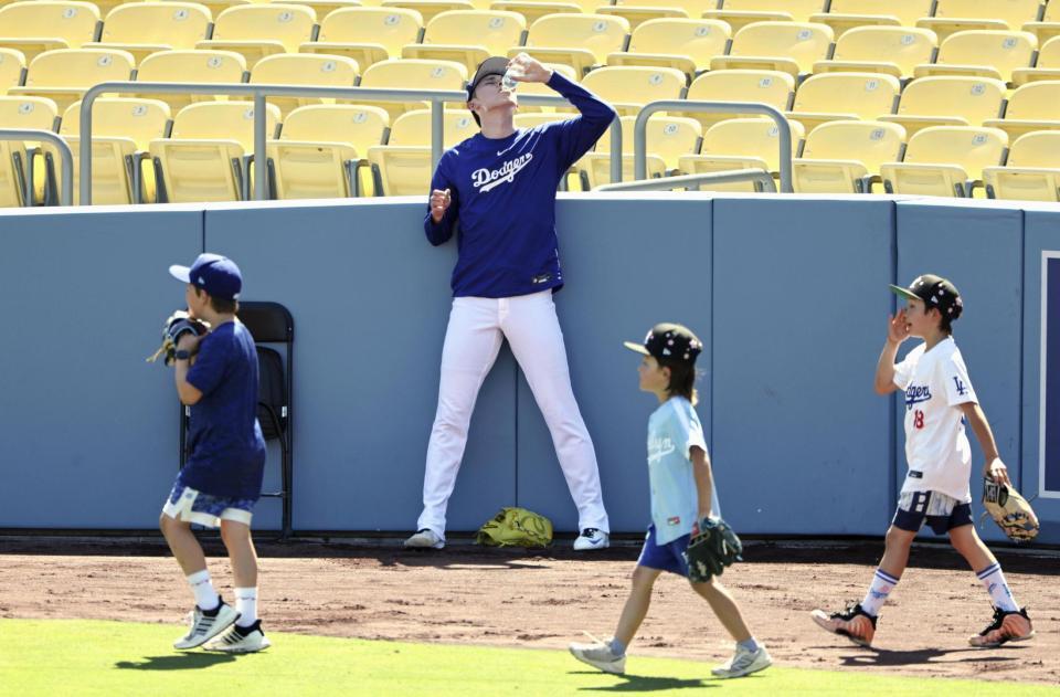 　練習中、給水する佐々木（共同）