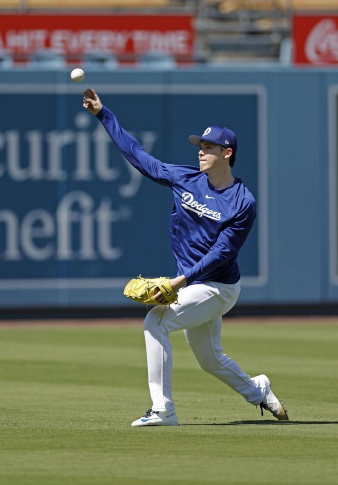 　キャッチボールする佐々木（共同）