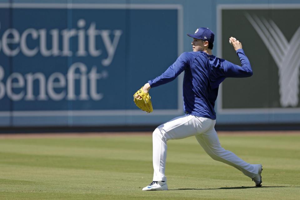 　キャッチボールする佐々木（共同）