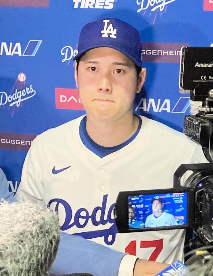 試合後の取材に応じる大谷翔平（撮影・小林信行）