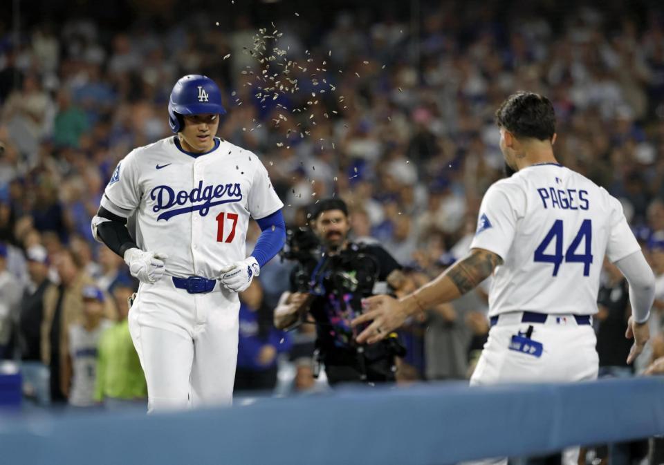 　６回、この試合２本目の本塁打を放ち、パヘスからヒマワリの種を浴びせられる大谷（共同）