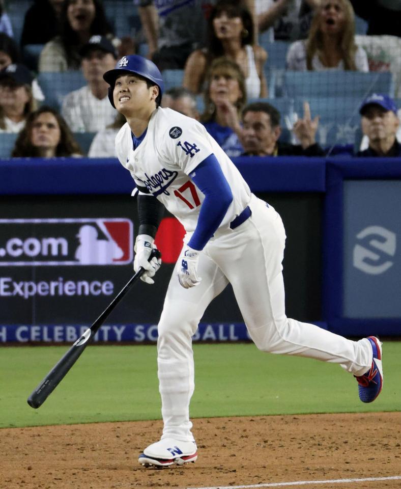 　６回、この試合２本目の本塁打を放った大谷（共同）