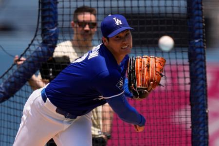 　ヤンキース戦前に投球練習を行ったドジャースの大谷翔平＝５月３１日、ロサンゼルス（ＡＰ＝共同）