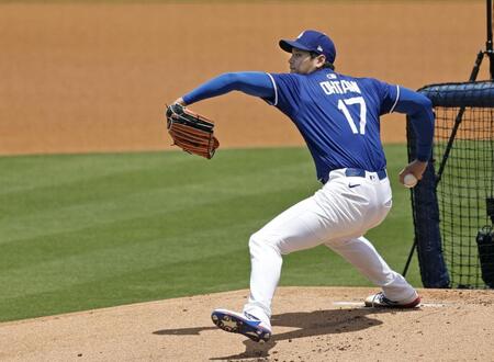 　実戦形式の練習に登板した大谷（共同）