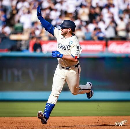 　２回、通算２００号を放ち、右手を突き上げダイヤモンドを一周するマンシー（ロサンゼルス・ドジャース提供）