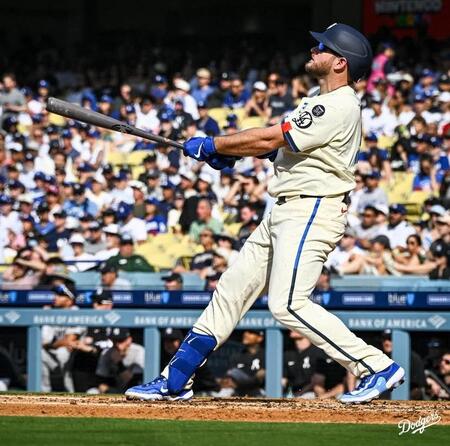 　２回、通算２００号を放つマンシー（ロサンゼルス・ドジャース提供）