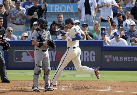 　１回、スミスの適時打で生還する大谷（共同）