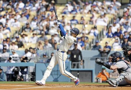 　１回、右前打を放つ大谷（共同）