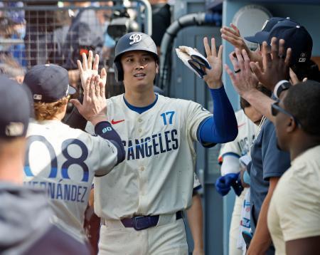 　ヤンキース戦の１回、スミスの適時打で生還し、ベンチで迎えられるドジャース・大谷＝ロサンゼルス（共同）
