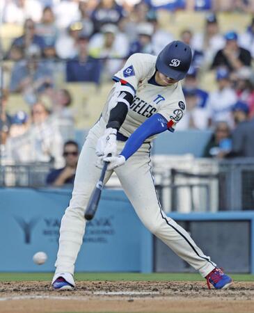 　５回、右前打を放つ大谷（共同）