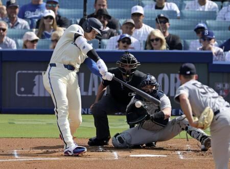 　１回、右前打を放つ大谷（共同）