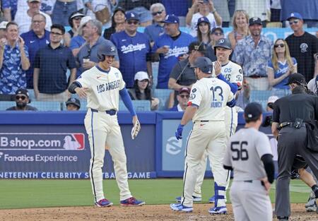 　５回、３ランを放ったマンシー（13）を迎える大谷。右は共に生還したフリーマン（共同）