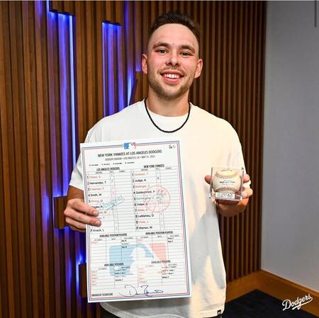 　ＭＬＢ１号の記念球と証明書を手に笑顔のラッシング（ロサンゼルス・ドジャース提供）