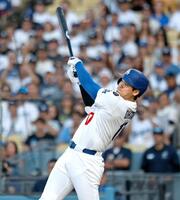 　１回、先頭打者本塁打を放つドジャース・大谷（共同）