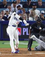 　６回、この試合２本目の本塁打を放つ（共同）