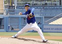 　実戦形式の練習に登板した大谷（共同）