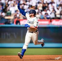 　２回、通算２００号を放ち、右手を突き上げダイヤモンドを一周するマンシー（ロサンゼルス・ドジャース提供）
