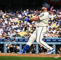 　２回、通算２００号を放つマンシー（ロサンゼルス・ドジャース提供）